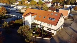 einen Blick über ein großes Haus mit orangefarbenem Dach in der Unterkunft Hotel Kniestedter Hof in Salzgitter-Bad