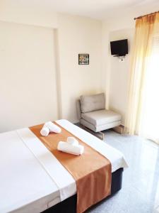 Giường trong phòng chung tại Nikos Apartments