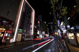 東京にあるALFIT HOTEL & BAR AKASAKAの夜の街路