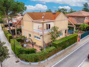 an overhead view of a house with green hedges at APARTBEACH EL PINAR CON PISCINA y BARBACOA in Reus