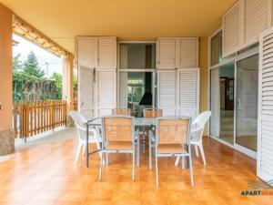 comedor con mesa y sillas en APARTBEACH EL PINAR CON PISCINA y BARBACOA en Reus