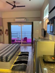 1 dormitorio con cama y vistas al océano en Serene Stay India en Greater Noida