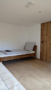 Voodi või voodid majutusasutuse Wunderschöne renovierte Wohnung in Schwäbisch Gmünd toas