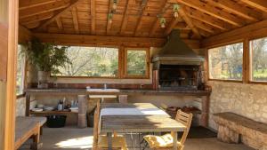 cocina con mesa de madera y fogones en LA SOLANILLA -Casas Rurales, en Torre Val de San Pedro