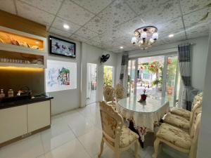 Fotografie z fotogalerie ubytování Green Jungle Homestay - Phù Hợp Gia Đình Từ 10 - 15 Người Lớn & 5 Trẻ Em - Bãi Đậu Xe Ô Tô, Sân BBQ - Miễn Phí Sử Dụng Dịch Vụ Hồ Bơi Cách Homestay 3 Phút Đi Bộ - 7 Phút Đi Bộ Đến Biển - 5 Phút Đến Chợ Hải Sản Phú Thuỷ v destinaci Phan Thiết + 69 fotografií