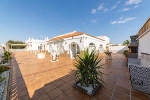 un ampio patio con una casa bianca di Mi Locura Costa Cabana a Almería