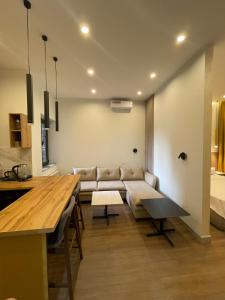 un salon avec un canapé et une table dans l'établissement Home Elite apartment 2, à Erevan