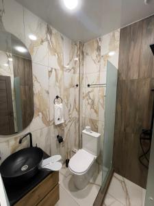 une salle de bain avec toilettes, lavabo et miroir dans l'établissement Home Elite apartment 2, à Erevan 11 autres photos