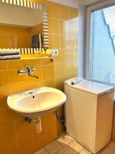 uma casa de banho com um lavatório e um WC em Charming studio in the Old Town em Bratislava