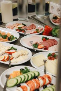 um monte de pratos de comida numa mesa em Outlet Hotel em Metzingen