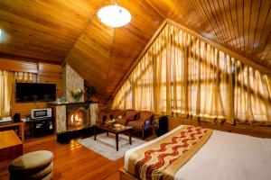 1 dormitorio con 1 cama y chimenea en una habitación en Hotel Viceroy, en Darjeeling