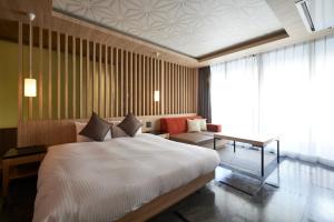 東京にあるALFIT HOTEL & BAR AKASAKAのベッドルーム(大型ベッド1台、ソファ付)