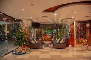 un negozio di Natale con un albero di Natale in una stanza di The Sunreno Hotel SHA a Bangkok