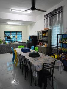 - une salle à manger avec une table et des chaises dans l'établissement hayfa homestay private pool ipoh, à Ipoh