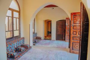 a living room with an archway and a room with chairs at قرية تونس in Tunis