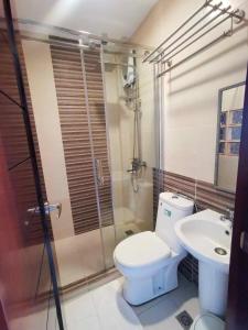 een badkamer met een toilet en een wastafel bij MJ Pension House in Talisay
