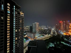 vistas a una ciudad por la noche con edificios en Summer Suites KLCC By Castle Classy en Kuala Lumpur