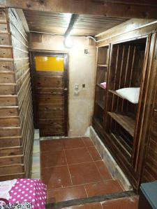 une petite chambre avec un escalier et une chambre avec une salle de bains. dans l'établissement Omar Oasis, à Siwa