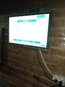 Omar Oasis في سيوة: تلفزيون بشاشة مسطحة معلق على جدار خشبي
