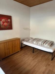 Bett in einem Zimmer mit Wandgemälde in der Unterkunft Ferien Wohnung Elmaci in Itzehoe