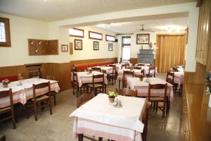 Reštaurácia alebo iné gastronomické zariadenie v ubytovaní Albergo Speranza