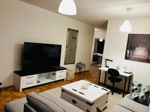 uma sala de estar com uma grande televisão de ecrã plano em Apartment In oldtown Kokkola em Kokkola