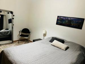 um quarto com uma cama e uma fotografia na parede em Apartment In oldtown Kokkola em Kokkola
