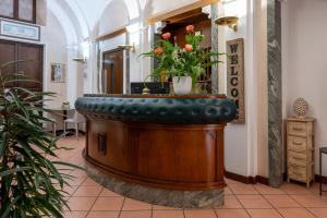 - un hall avec un bar fleuri dans l'établissement Hotel Grimaldi, à Treia