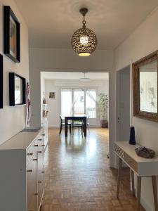 une cuisine avec une table et une salle à manger dans l'établissement Appartement familiale Paris - Mairie des Lilas, aux Lilas