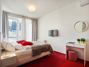 biała sypialnia z łóżkiem i oknem w obiekcie SkyLux Apartments by Irundo w Zagrzebiu