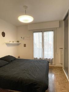Letto o letti in una camera di Appartement familiale Paris - Mairie des Lilas