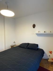 Letto o letti in una camera di Appartement familiale Paris - Mairie des Lilas