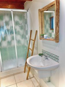 baño con lavabo, ventana y silla en Domaine de Cousignac, en Bourg-Saint-Andéol