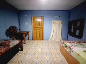 a room with a bedroom with blue walls and a door at Hotel EL BOSQUE in Talamanca