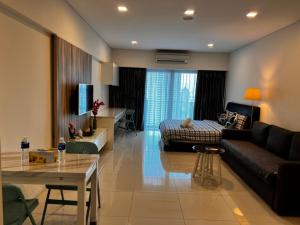 sala de estar con sofá y mesa en Summer Suites KLCC By Castle Classy en Kuala Lumpur