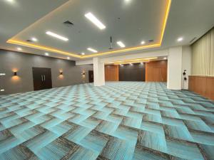 an empty conference room with a large floor at Daima Suites Margonda in Perhentian Pondoktjina +41 photos