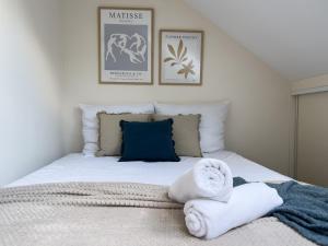 um quarto com uma cama com toalhas em Garden House - OSTOYA em Jasionka