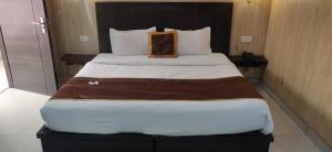 ein großes Bett in einem Hotelzimmer in der Unterkunft Hotel grand father in Agra