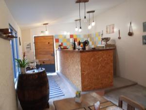 een keuken met een aanrecht in een kamer bij LES ANGES in Covelo