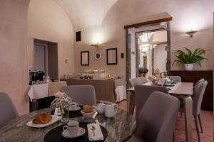 een restaurant met tafels en stoelen met eten erop bij Hotel Grimaldi in Treia