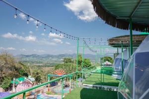 een uitzicht op een waterpark met een achtbaan bij Bangmara Hill in Takua Pa
