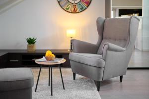 sala de estar con silla y mesa en Perla Luxury Rooms, en Split