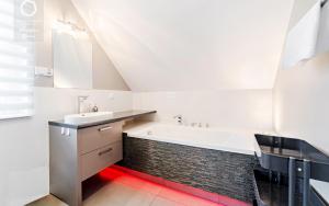 a bathroom with a sink and a bath tub at Wonder Home - Domki górskie na osiedlu monitorowanym, z kominkami i ogrodzonym placem zabaw in Karpacz