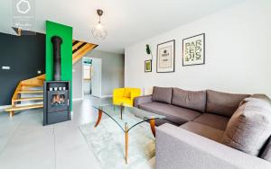 Posezení v ubytování Wonder Home - Domki górskie na osiedlu dozorowanym, z kominkami i placem zabaw