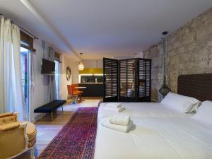 a bedroom with two beds and a living room at Casa Sabai in Las Palmas de Gran Canaria