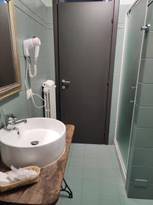 y baño con lavabo y ducha. en B & B Casolara, en San Giovanni