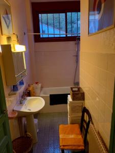 uma casa de banho com um lavatório e uma banheira em Le Gite de Sébastien à Manyaques em Le Tech
