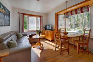 uma sala de estar com um sofá e uma mesa em Ferienresort Damerow em Ostseebad Koserow