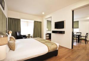 une chambre d'hôtel avec un lit et un salon dans l'établissement Ebony Boutique Hotel, à Hyderabad