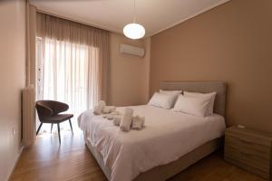 ein Schlafzimmer mit einem Bett mit zwei ausgestopften Tieren darauf in der Unterkunft Glyfada downtown in Athen